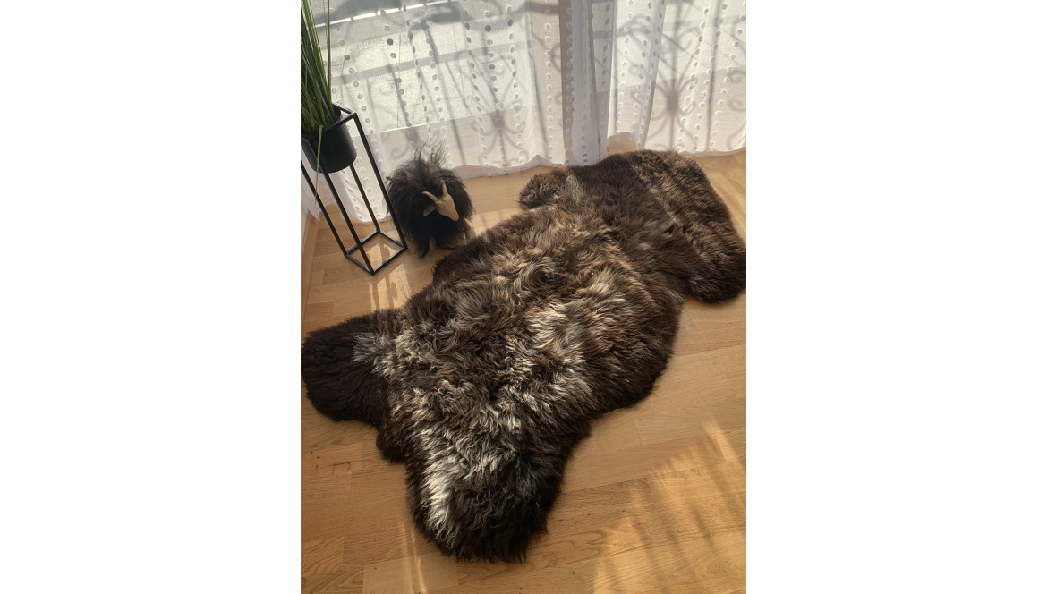 Peau de mouton marron - une décoration qui dégage un sentiment de terre et de fiabilité.
